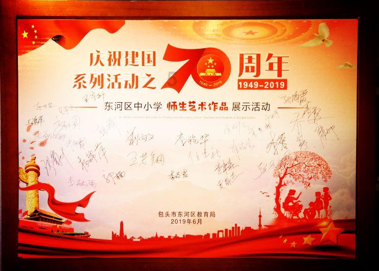铁笼中的小鹿逃脱